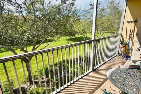 Condo in Pembroke Pines, Florida, 2 bedrooms  № 1888403 - photo 13