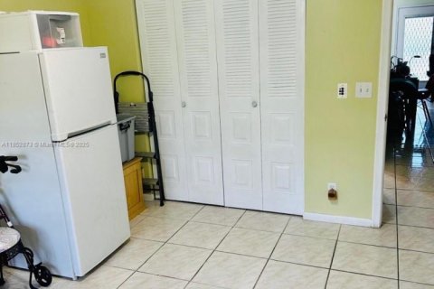 Condo in Pembroke Pines, Florida, 2 bedrooms  № 1888403 - photo 11