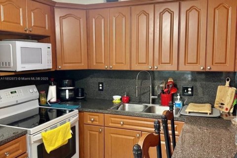 Condo in Pembroke Pines, Florida, 2 bedrooms  № 1888403 - photo 1