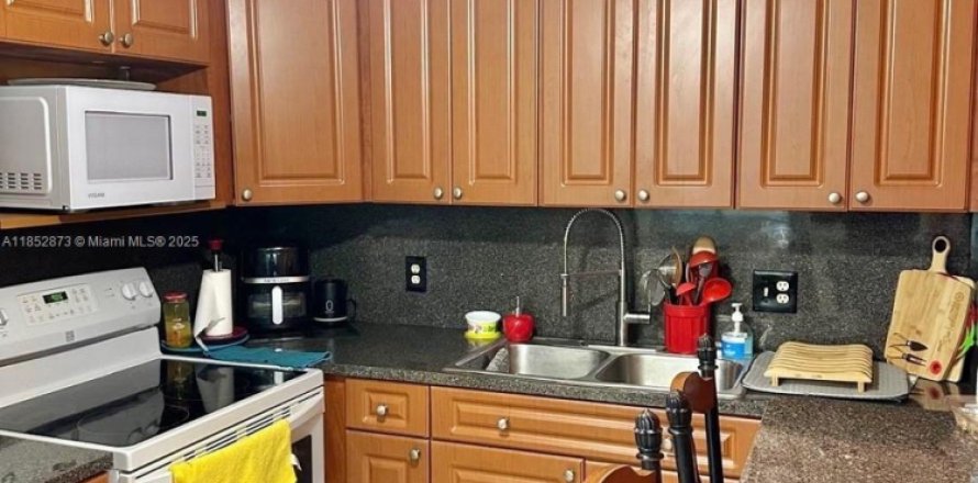 Condo in Pembroke Pines, Florida, 2 bedrooms № 1888403