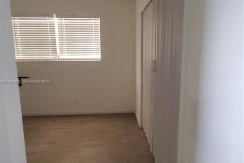 House in Hallandale Beach, Florida 2 bedrooms, 163.51 sq.m. № 2086778 - photo 14