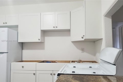 House in Hallandale Beach, Florida 2 bedrooms, 163.51 sq.m. № 2086778 - photo 2