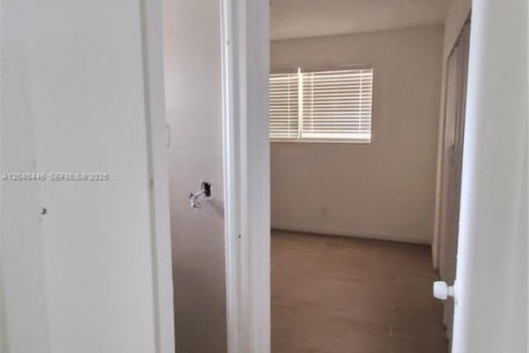 House in Hallandale Beach, Florida 2 bedrooms, 163.51 sq.m. № 2086778 - photo 15