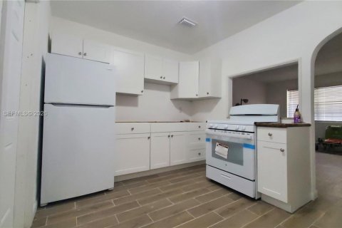 House in Hallandale Beach, Florida 2 bedrooms, 163.51 sq.m. № 2086778 - photo 3