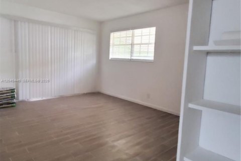 House in Hallandale Beach, Florida 2 bedrooms, 163.51 sq.m. № 2086778 - photo 16