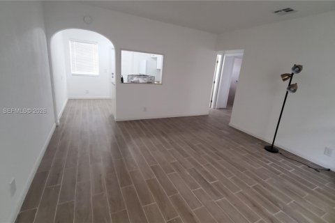 House in Hallandale Beach, Florida 2 bedrooms, 163.51 sq.m. № 2086778 - photo 19