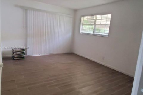 House in Hallandale Beach, Florida 2 bedrooms, 163.51 sq.m. № 2086778 - photo 11