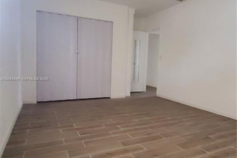 House in Hallandale Beach, Florida 2 bedrooms, 163.51 sq.m. № 2086778 - photo 12