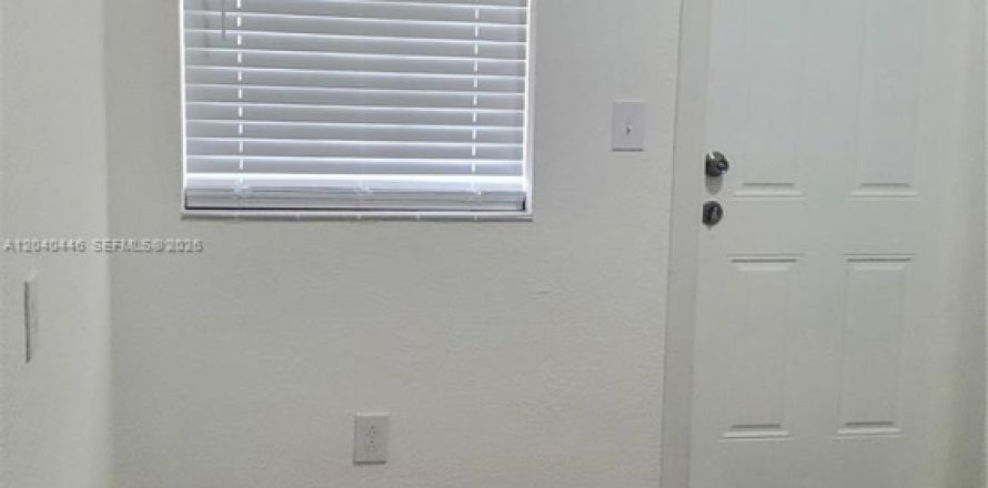 House in Hallandale Beach, Florida 2 bedrooms, 163.51 sq.m. № 2086778