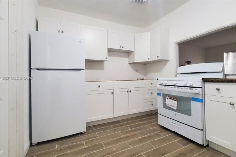House in Hallandale Beach, Florida 2 bedrooms, 163.51 sq.m. № 2086778 - photo 6