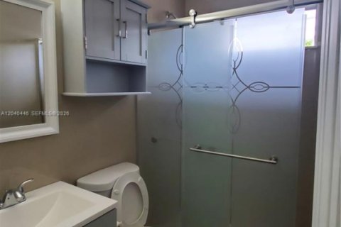 House in Hallandale Beach, Florida 2 bedrooms, 163.51 sq.m. № 2086778 - photo 9