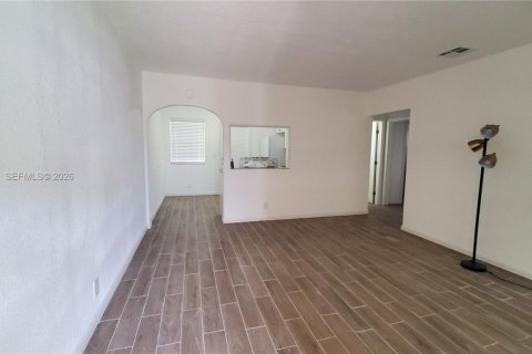 House in Hallandale Beach, Florida 2 bedrooms, 163.51 sq.m. № 2086778 - photo 18