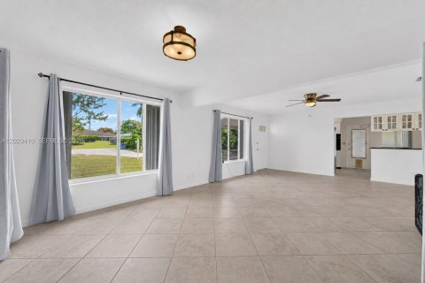 House in Oakland Park, Florida 2 bedrooms, 103.31 sq.m. № 2083614 - photo 9