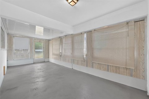 House in Oakland Park, Florida 2 bedrooms, 103.31 sq.m. № 2083614 - photo 19