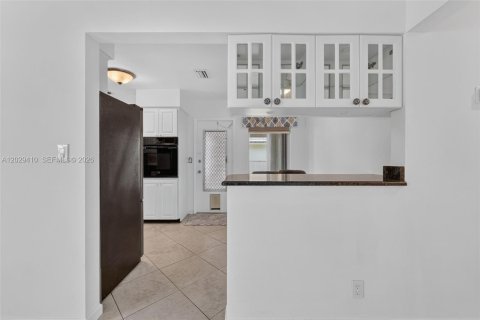 House in Oakland Park, Florida 2 bedrooms, 103.31 sq.m. № 2083614 - photo 6