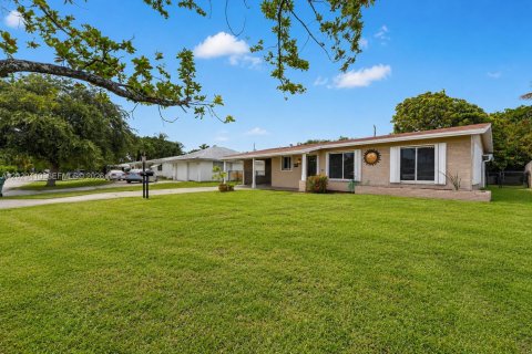 House in Oakland Park, Florida 2 bedrooms, 103.31 sq.m. № 2083614