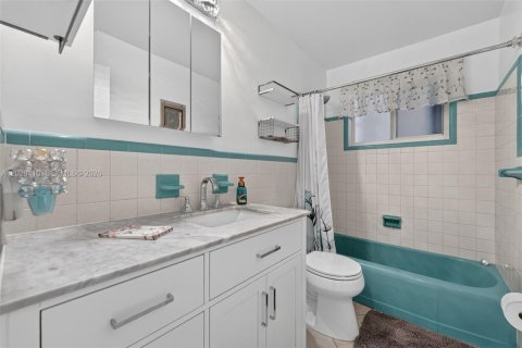 House in Oakland Park, Florida 2 bedrooms, 103.31 sq.m. № 2083614 - photo 18
