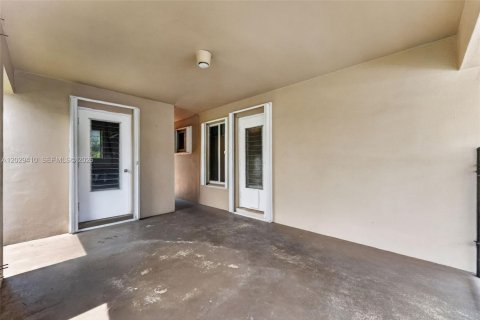 House in Oakland Park, Florida 2 bedrooms, 103.31 sq.m. № 2083614 - photo 20