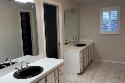 House in Dania Beach, Florida 3 bedrooms, 237.92 sq.m. № 2400879 - photo 28