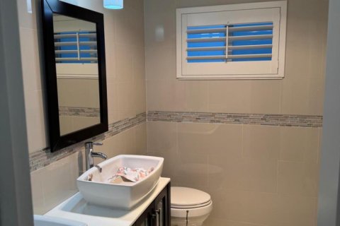 House in Dania Beach, Florida 3 bedrooms, 237.92 sq.m. № 2400879 - photo 12