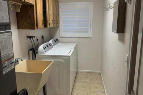 House in Dania Beach, Florida 3 bedrooms, 237.92 sq.m. № 2400879 - photo 22