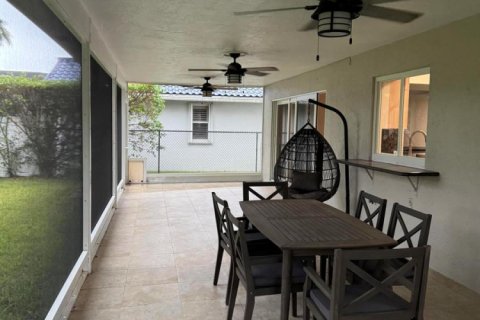 House in Dania Beach, Florida 3 bedrooms, 237.92 sq.m. № 2400879 - photo 18
