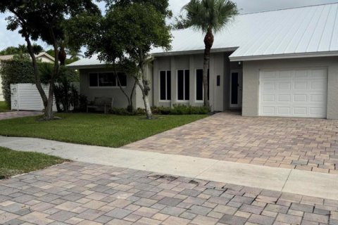 House in Dania Beach, Florida 3 bedrooms, 237.92 sq.m. № 2400879