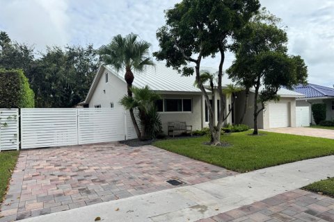 House in Dania Beach, Florida 3 bedrooms, 237.92 sq.m. № 2400879 - photo 2