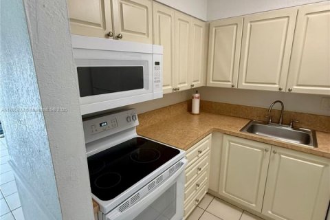 Купить кондоминиум в Майами, Флорида 1 спальня, 70.61м2, № 1699416 - фото 2