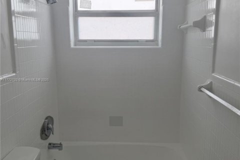 Casa en alquiler en Miami, Florida, 2 dormitorios, 92.9 m2 № 1593626 - foto 14