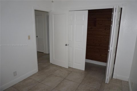 Casa en alquiler en Miami, Florida, 2 dormitorios, 92.9 m2 № 1593626 - foto 1