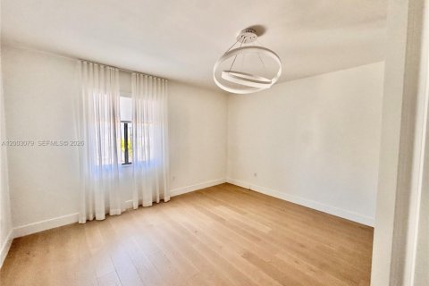 Villa ou maison à louer à Doral, Floride: 5 chambres, 319.21 m2 № 2066686 - photo 25
