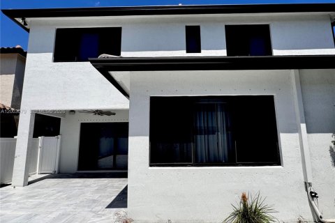Villa ou maison à louer à Doral, Floride: 5 chambres, 319.21 m2 № 2066686 - photo 13