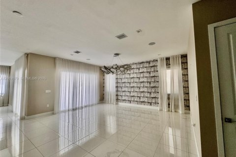Villa ou maison à louer à Doral, Floride: 5 chambres, 319.21 m2 № 2066686 - photo 6