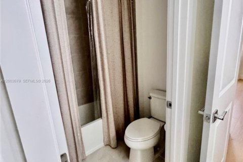 Villa ou maison à louer à Doral, Floride: 5 chambres, 319.21 m2 № 2066686 - photo 23