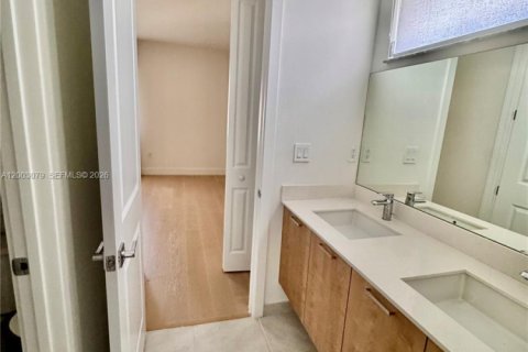 Villa ou maison à louer à Doral, Floride: 5 chambres, 319.21 m2 № 2066686 - photo 22