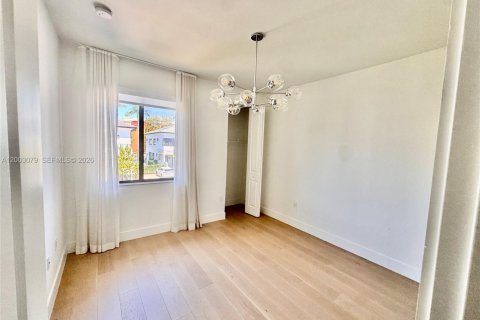 Villa ou maison à louer à Doral, Floride: 5 chambres, 319.21 m2 № 2066686 - photo 19