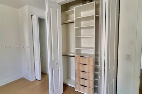 Villa ou maison à louer à Doral, Floride: 5 chambres, 319.21 m2 № 2066686 - photo 24