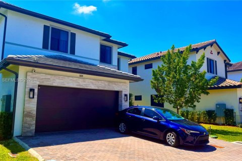 Villa ou maison à louer à Doral, Floride: 5 chambres, 319.21 m2 № 2066686 - photo 2