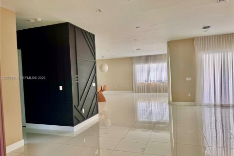 Villa ou maison à louer à Doral, Floride: 5 chambres, 319.21 m2 № 2066686 - photo 4
