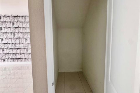 Villa ou maison à louer à Doral, Floride: 5 chambres, 319.21 m2 № 2066686 - photo 15