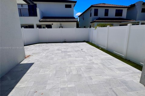 Villa ou maison à louer à Doral, Floride: 5 chambres, 319.21 m2 № 2066686 - photo 12