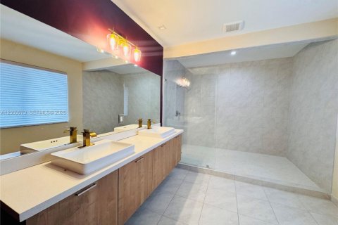 Villa ou maison à louer à Doral, Floride: 5 chambres, 319.21 m2 № 2066686 - photo 30