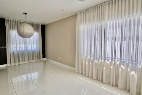 Villa ou maison à louer à Doral, Floride: 5 chambres, 319.21 m2 № 2066686 - photo 11
