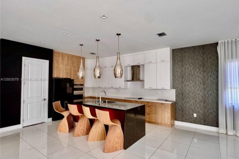 Villa ou maison à louer à Doral, Floride: 5 chambres, 319.21 m2 № 2066686 - photo 10