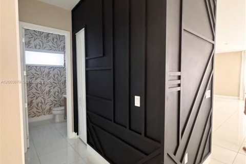 Villa ou maison à louer à Doral, Floride: 5 chambres, 319.21 m2 № 2066686 - photo 9