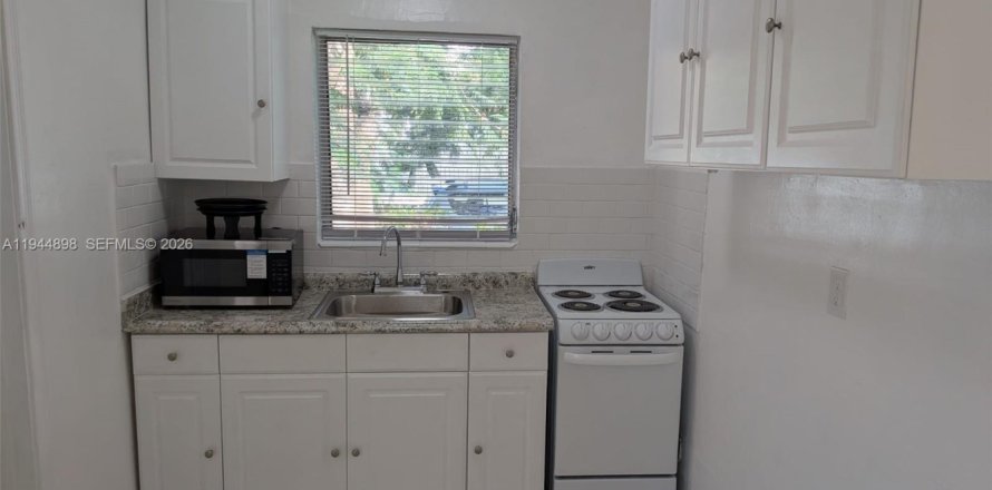 House in Miami, Florida 1 bedroom № 2003428