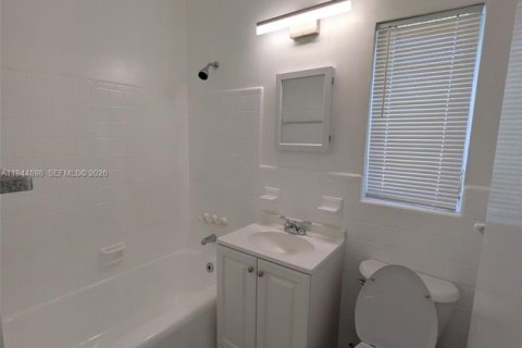 House in Miami, Florida 1 bedroom № 2003428 - photo 4