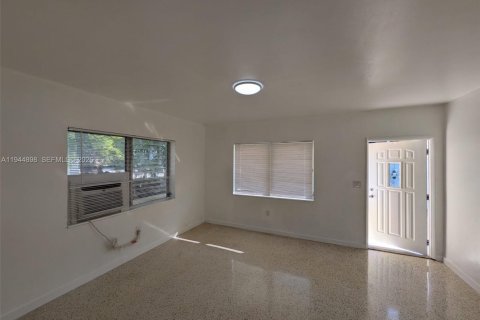 House in Miami, Florida 1 bedroom № 2003428 - photo 2