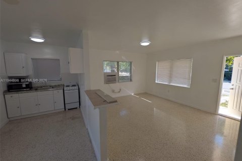 House in Miami, Florida 1 bedroom № 2003428 - photo 6